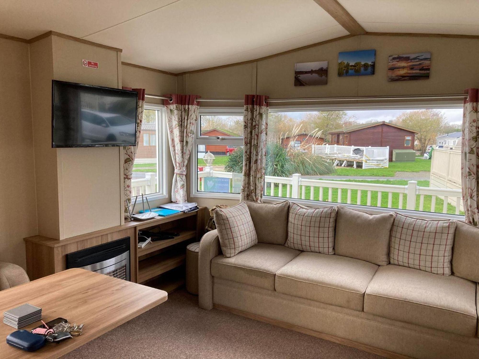 Lovely 6 Berth Caravan With Decking At Carlton Meres In Suffolk Ref 60058M Саксмундхэм Экстерьер фото