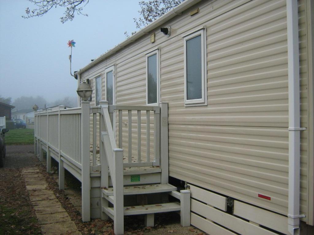 Lovely 6 Berth Caravan With Decking At Carlton Meres In Suffolk Ref 60058M Саксмундхэм Экстерьер фото