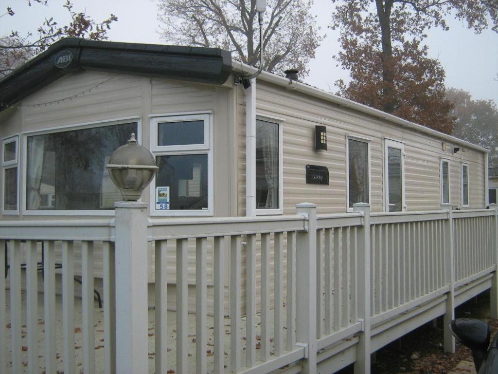 Lovely 6 Berth Caravan With Decking At Carlton Meres In Suffolk Ref 60058M Саксмундхэм Экстерьер фото