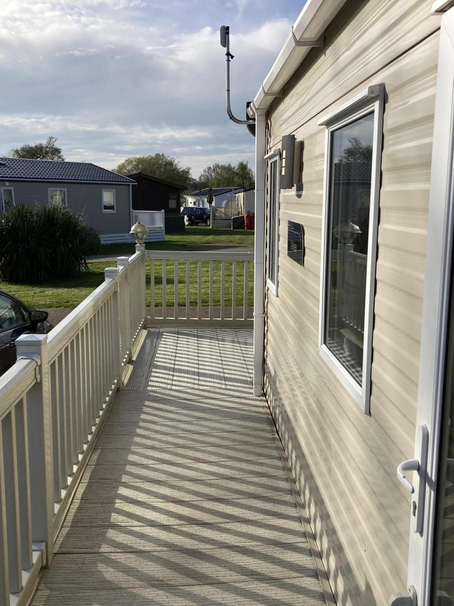 Lovely 6 Berth Caravan With Decking At Carlton Meres In Suffolk Ref 60058M Саксмундхэм Экстерьер фото